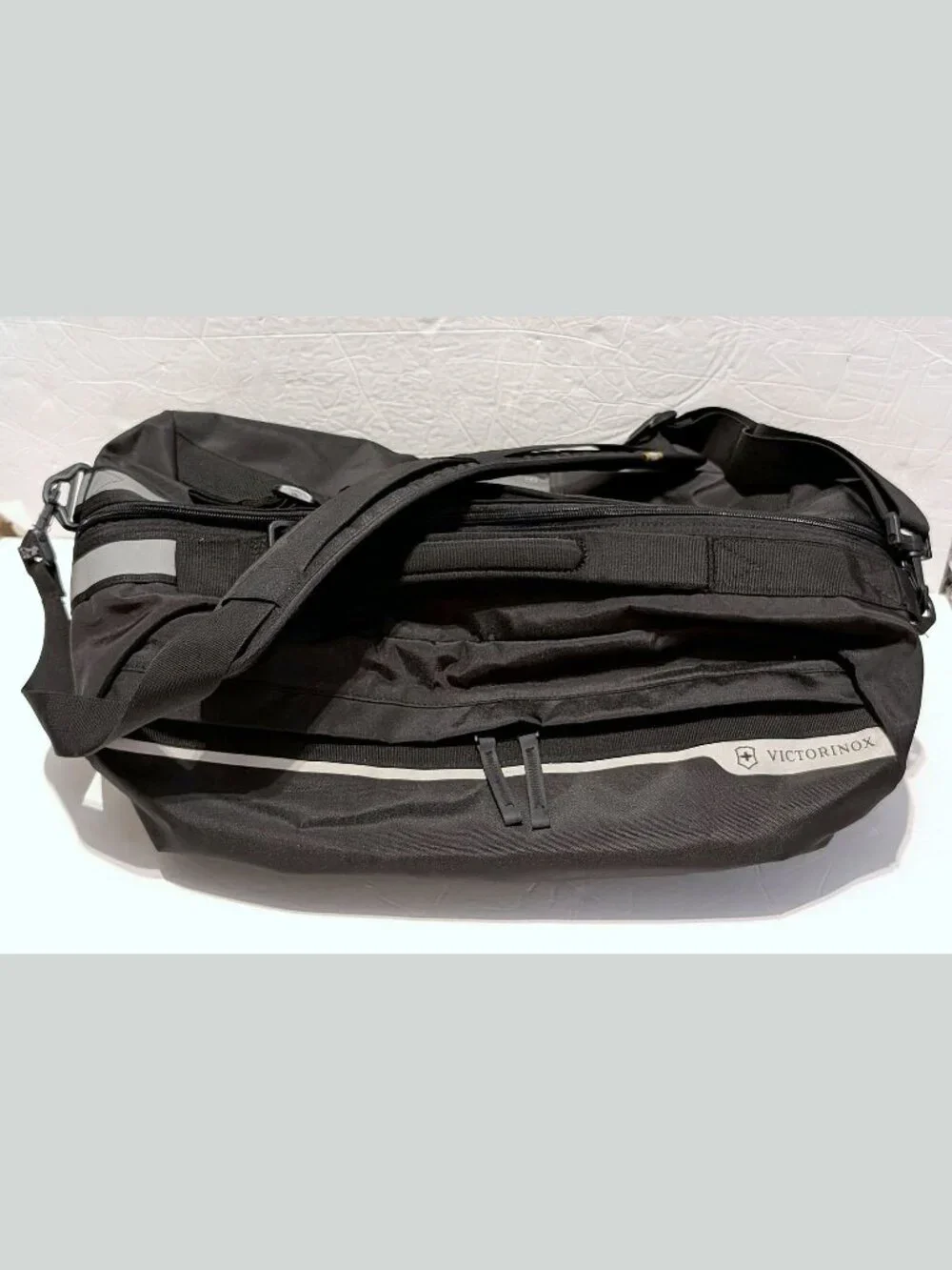 EUC VICTORINOX Swiss Army BLACK CARRY-ON DUFFLE BAG 22